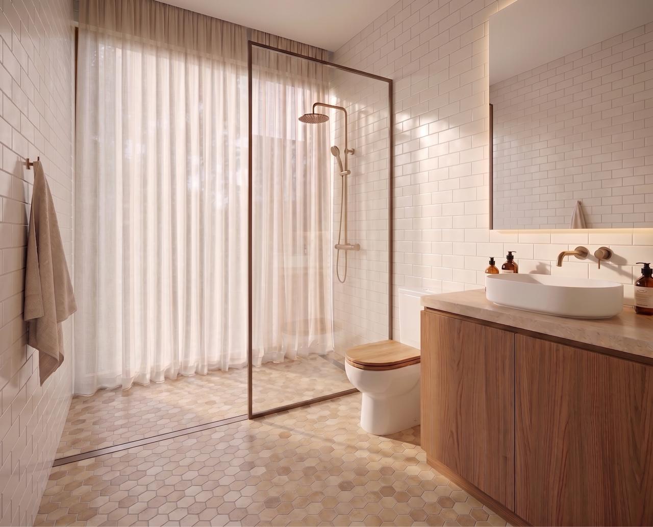 Baño actual, vista de ducha y mampara