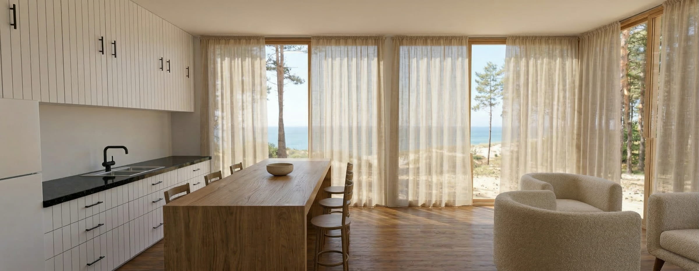 Cocina interior con vista al mar entre los pinos